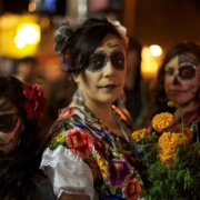 Dia_de_los_Muertos_Celebration_in_Mission_District_of_San_Francisco,_CA
