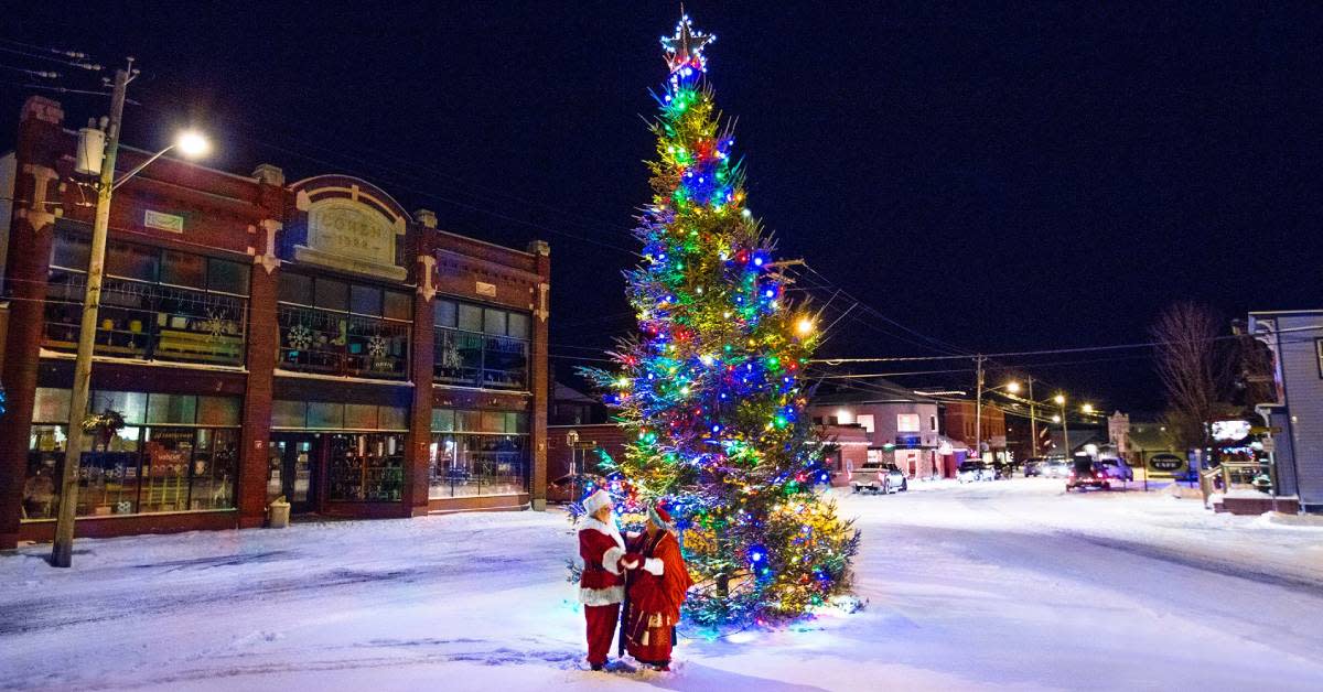 𝐎𝐥𝐝 𝐅𝐨𝐫𝐠𝐞'𝐬 𝐀𝐝𝐢𝐫𝐨𝐧𝐝𝐚𝐜𝐤 𝐂𝐡𝐫𝐢𝐬𝐭𝐦𝐚𝐬 𝐨𝐧 𝐌𝐚𝐢𝐧 𝐒𝐭𝐫𝐞𝐞𝐭