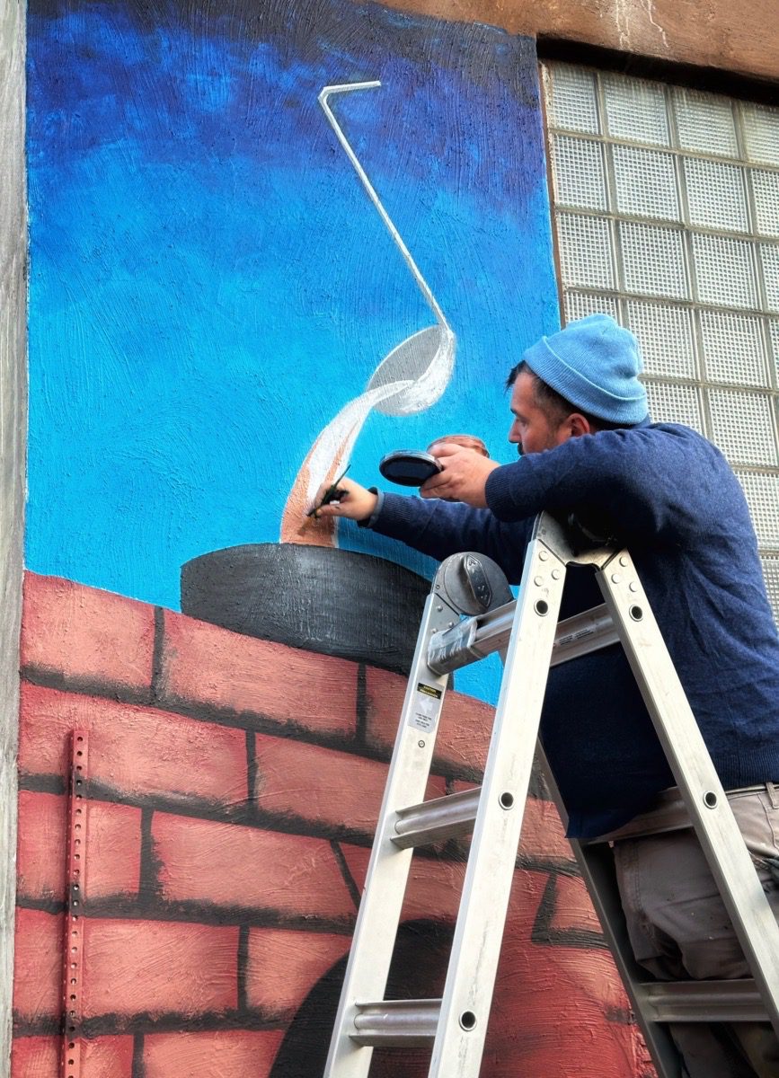 Justin Como as Lead Artist at the Stone Soup American Bistro and Beer Garden Mural Event. Justin Como as Lead Artist at the Stone Soup American Bistro and Beer Garden Mural Event.