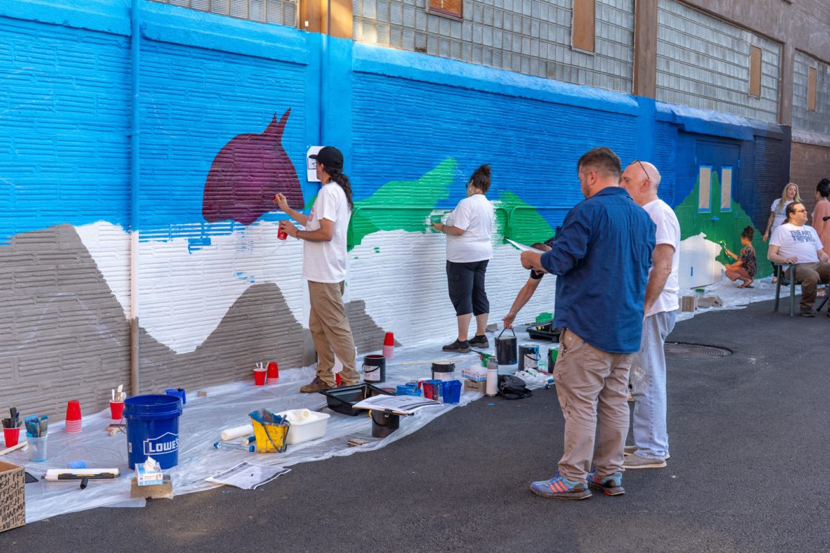 Justin Como as Lead Artist at the Stone Soup American Bistro and Beer Garden Mural Event. Justin Como as Lead Artist at the Stone Soup American Bistro and Beer Garden Mural Event.