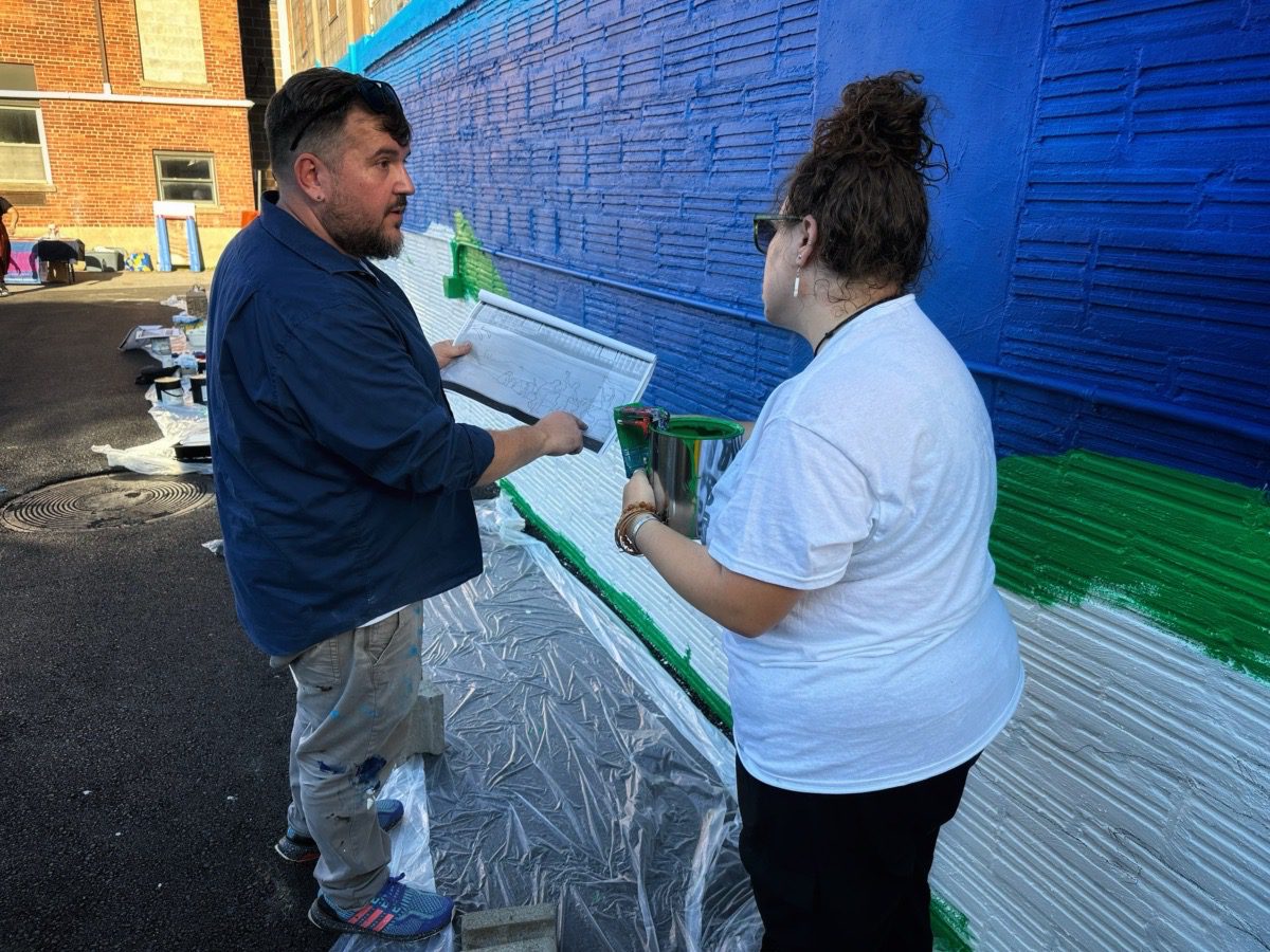 Justin Como as Lead Artist at the Stone Soup American Bistro and Beer Garden Mural Event. Justin Como as Lead Artist at the Stone Soup American Bistro and Beer Garden Mural Event.